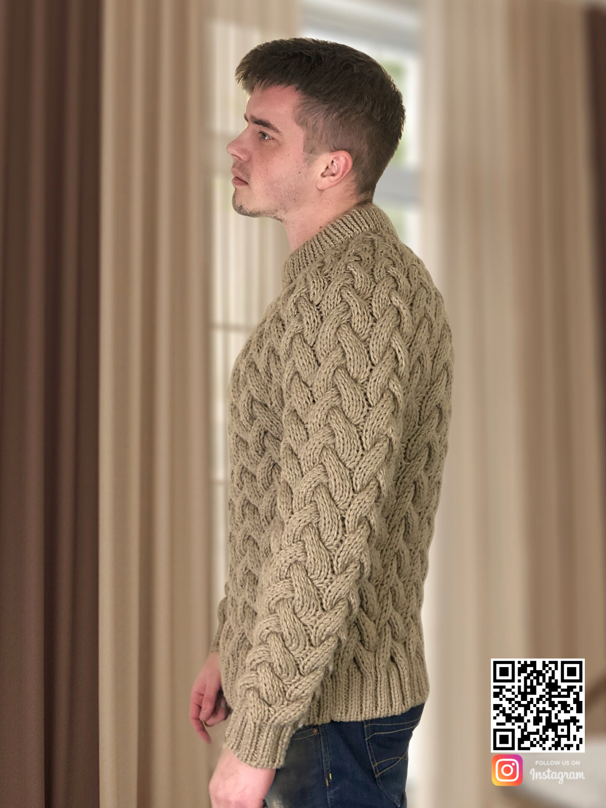 На второй фотографии бежевый мужской свитер на зиму от Shapar, бренда вязаной одежды ручной работы в интернет-магазине связанных спицами вещей.