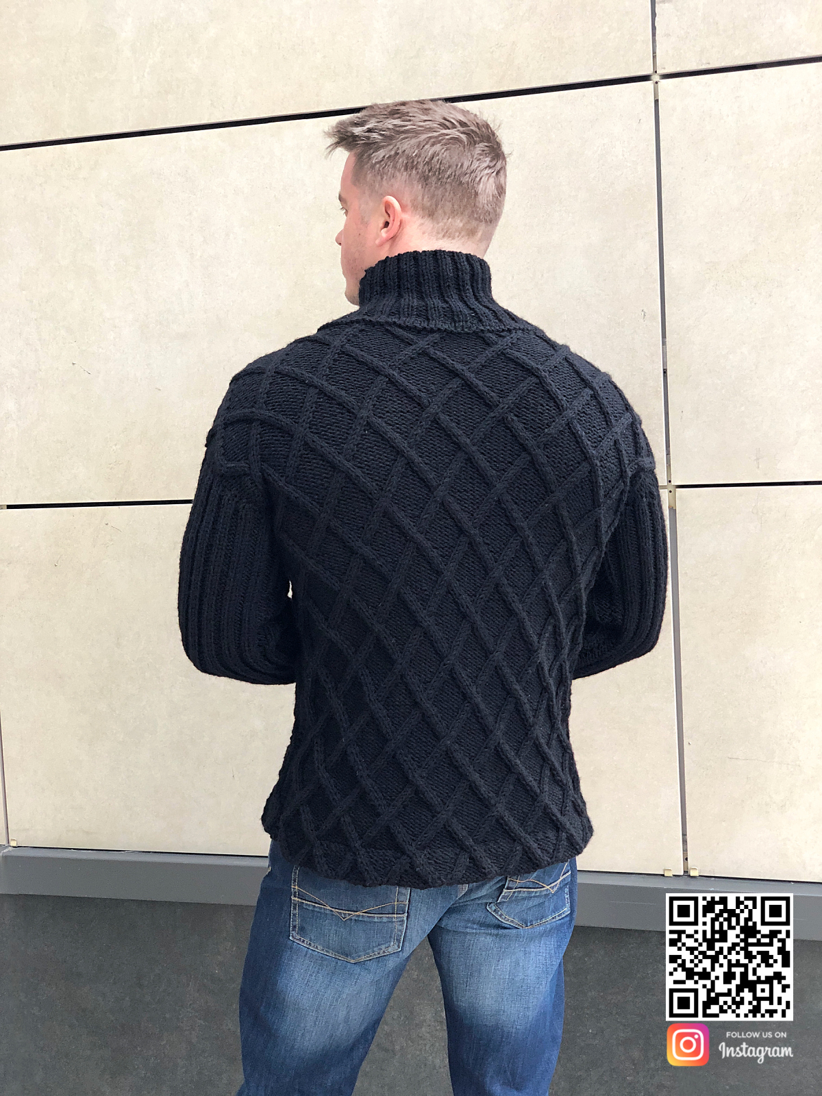 На второй фотографии черный вязаный свитер мужской со спины от Shapar, бренда одежды ручной работы в интернет-магазине связанных спицами вещей.