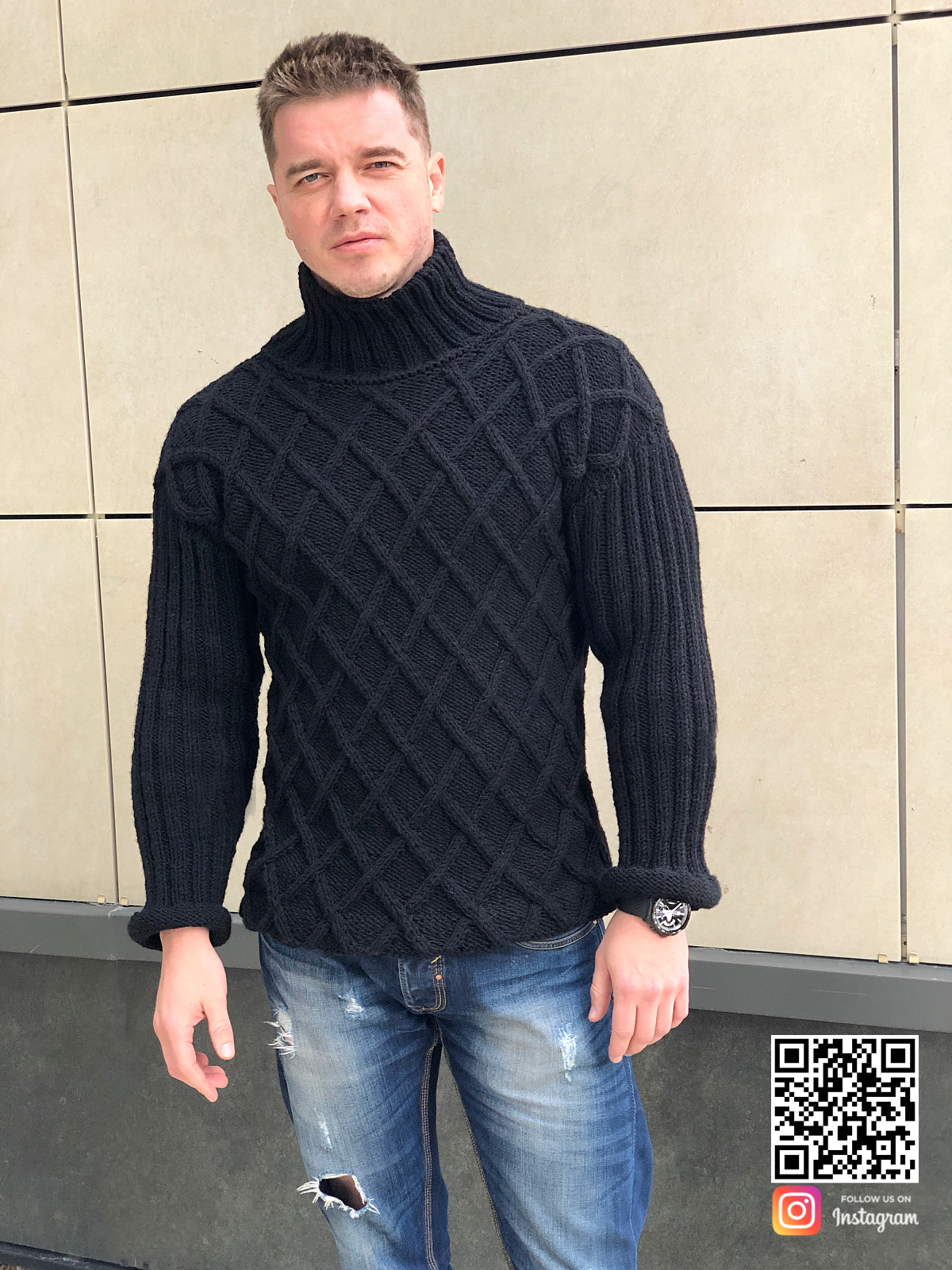 На шестой фотографии зимний черный вязаный свитер мужской от Shapar, бренда одежды ручной работы в интернет-магазине связанных спицами вещей.