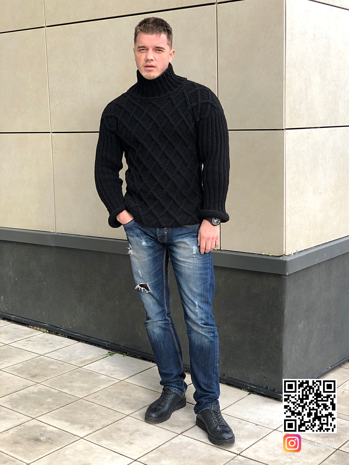 На четвертой фотографии черный вязаный свитер мужской с воротником от Shapar, бренда одежды ручной работы в интернет-магазине связанных спицами вещей.