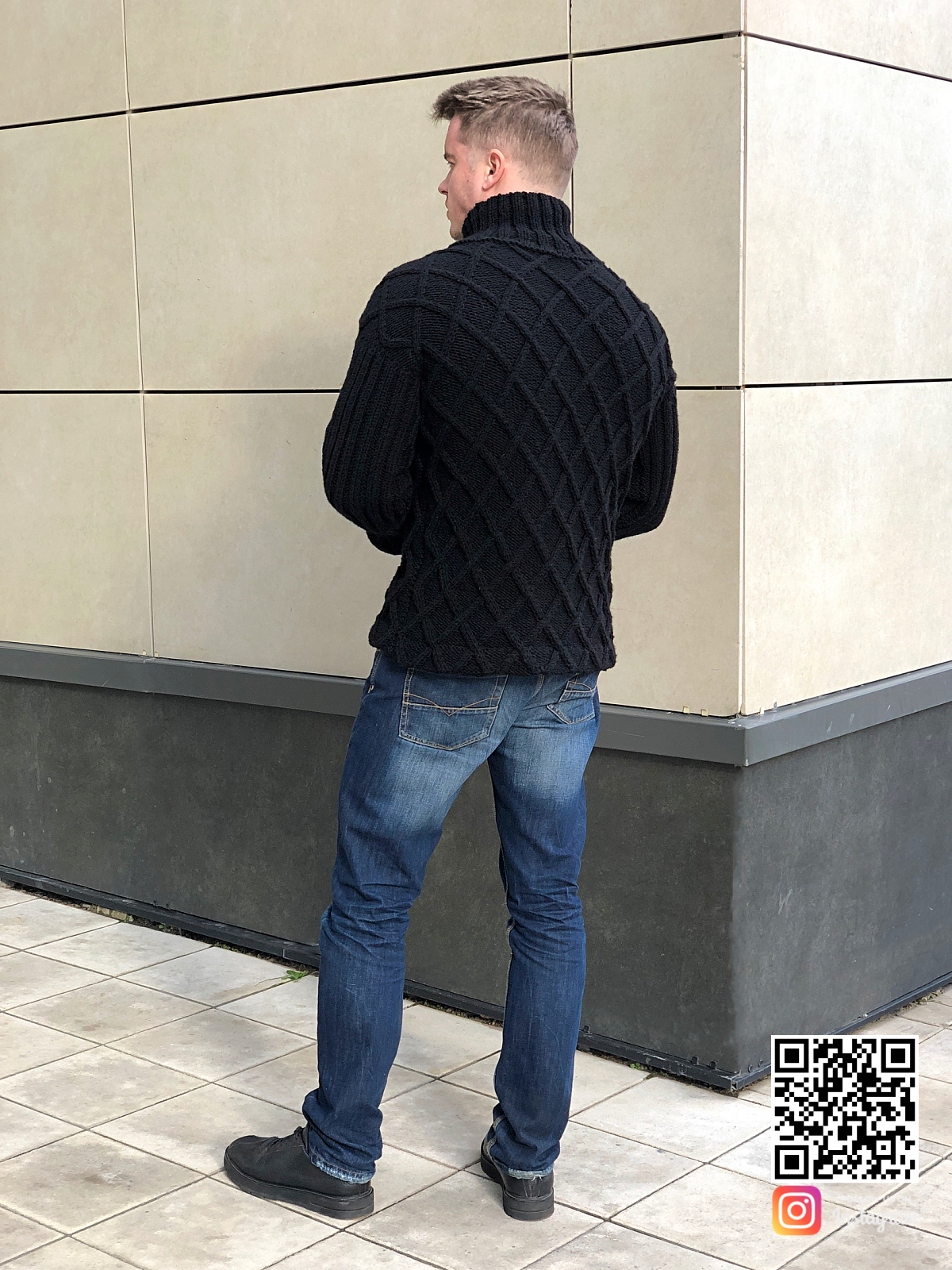 На пятой фотографии теплый вязаный свитер мужской черного цвета от Shapar, бренда одежды ручной работы в интернет-магазине связанных спицами вещей.