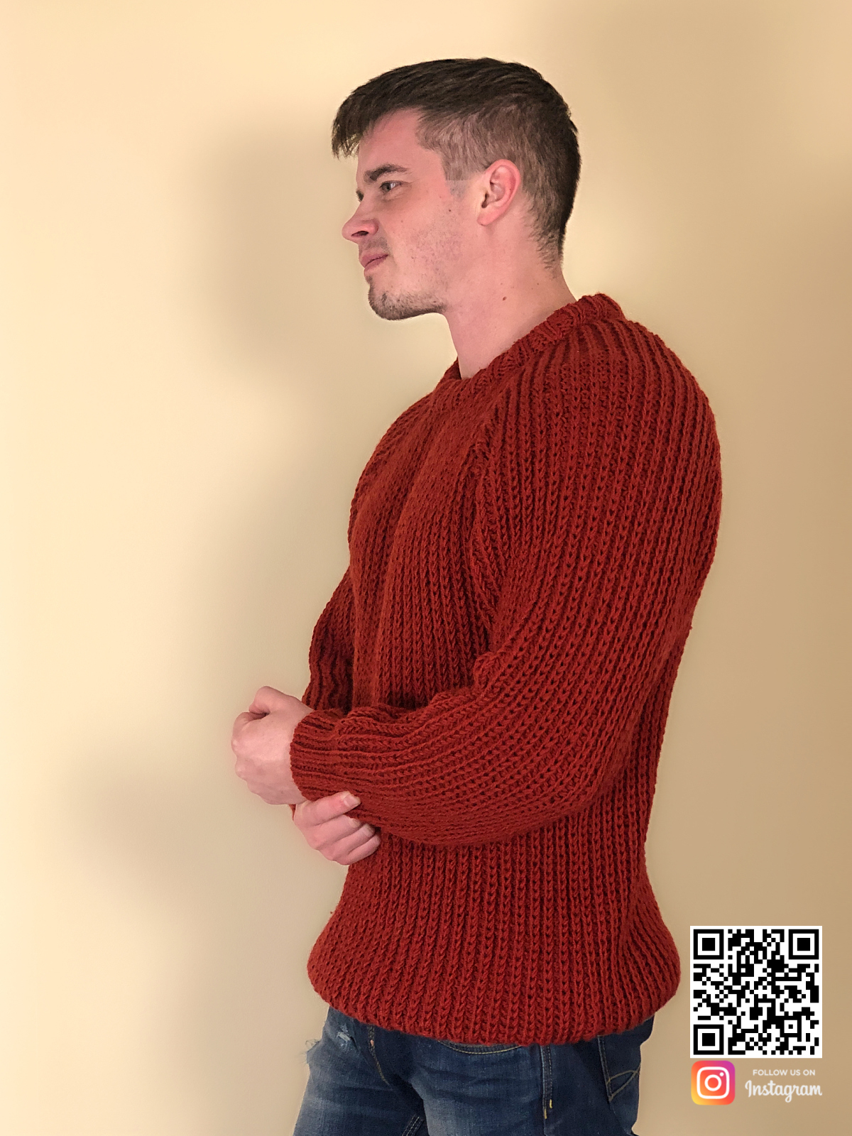 На третьей фотографии оранжевый мужской свитер крупной вязки от Shapar, бренда вязаной одежды ручной работы в интернет-магазине связанных спицами вещей.