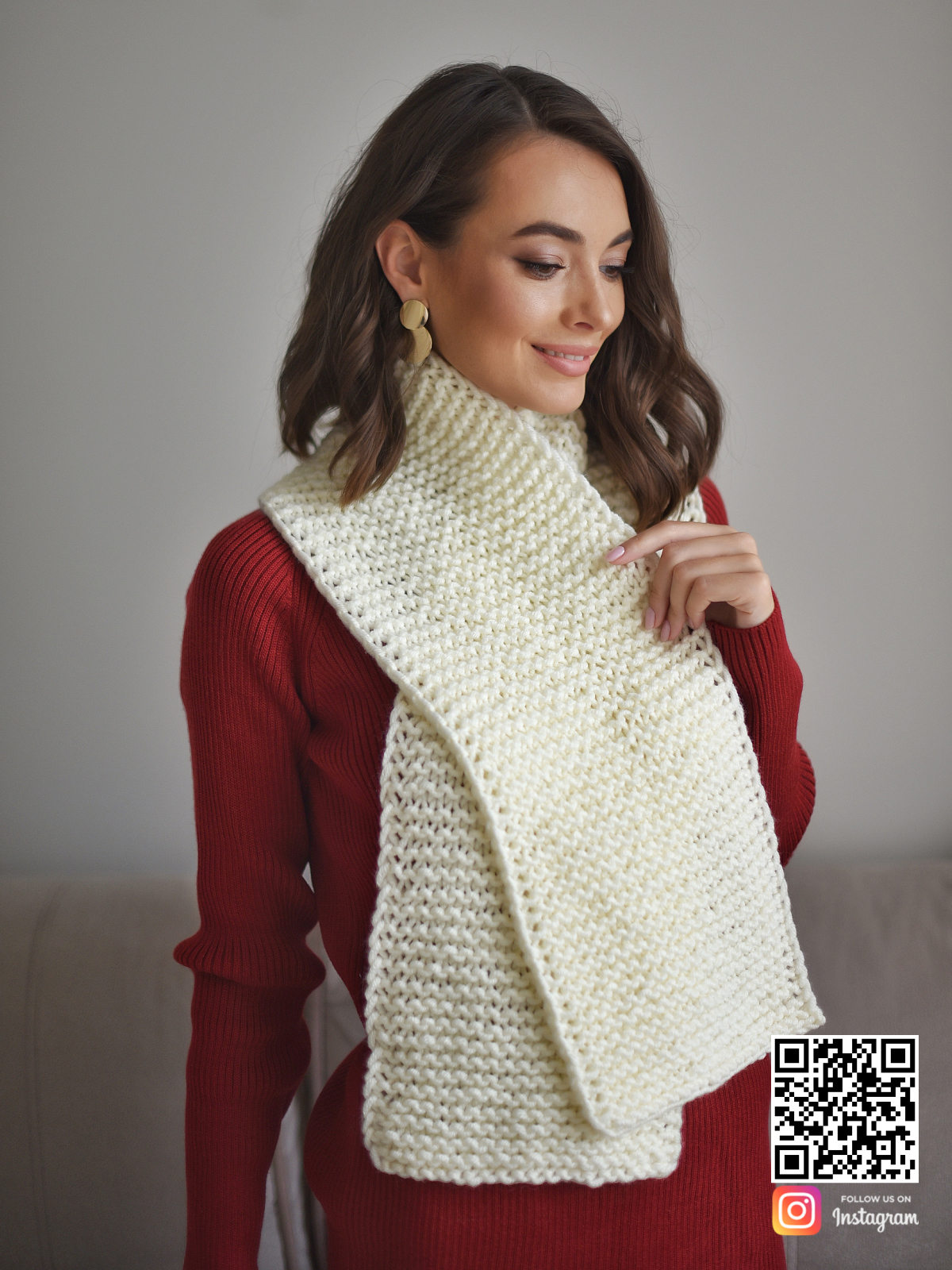 На четвертой фотографии готовый вязаный белый шарф в интернет-магазине Shapar, бренда трикотажа и связанной одежды ручной работы.