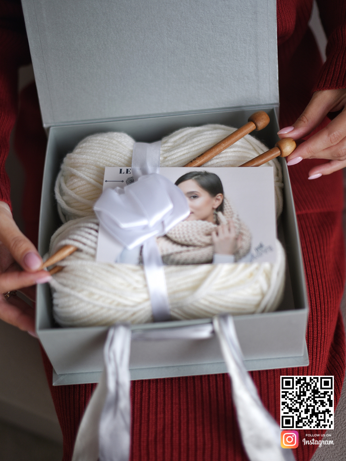 На второй фотографии показано из чего состоит подарочный набор для вязания бежевого шарфа в интернет-магазине Shapar, бренда трикотажа и связанной одежды ручной работы.