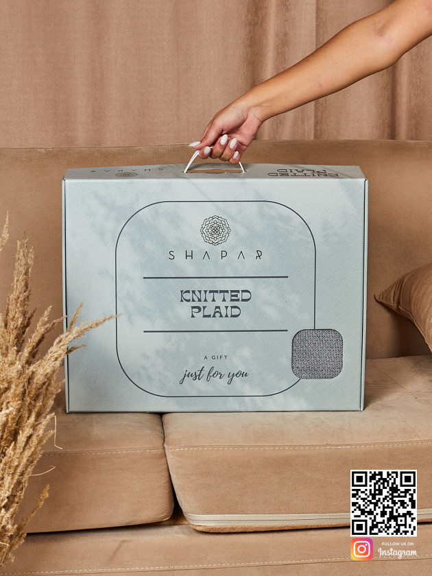 На второй фотографии вязаное шерстяное покрывало в подарочной красивой упаковке в интернет-магазине Shapar, бренда трикотажа и связанной одежды ручной работы.