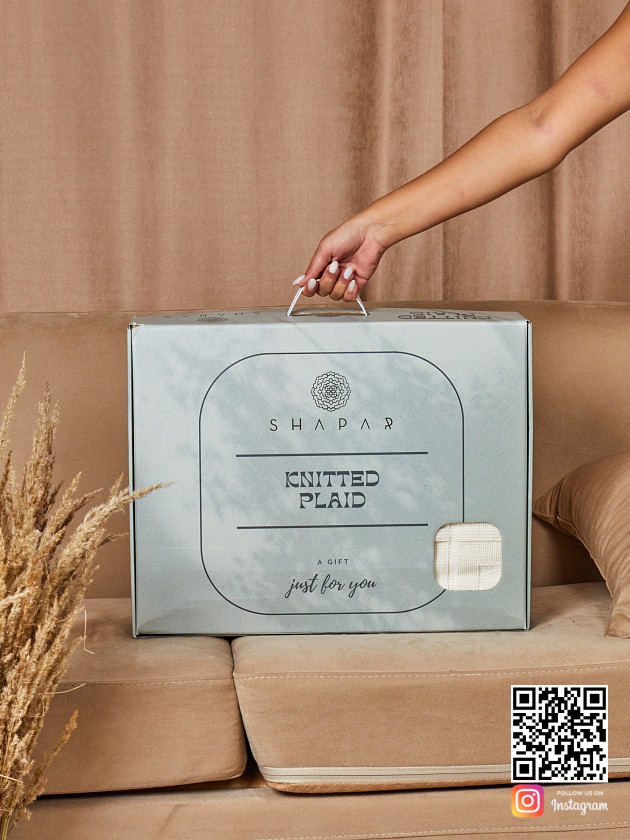 На второй фотографии вязаный плед из квадратов в подарочной упаковке чемодане в интернет-магазине Shapar, бренда трикотажа и связанной одежды ручной работы.