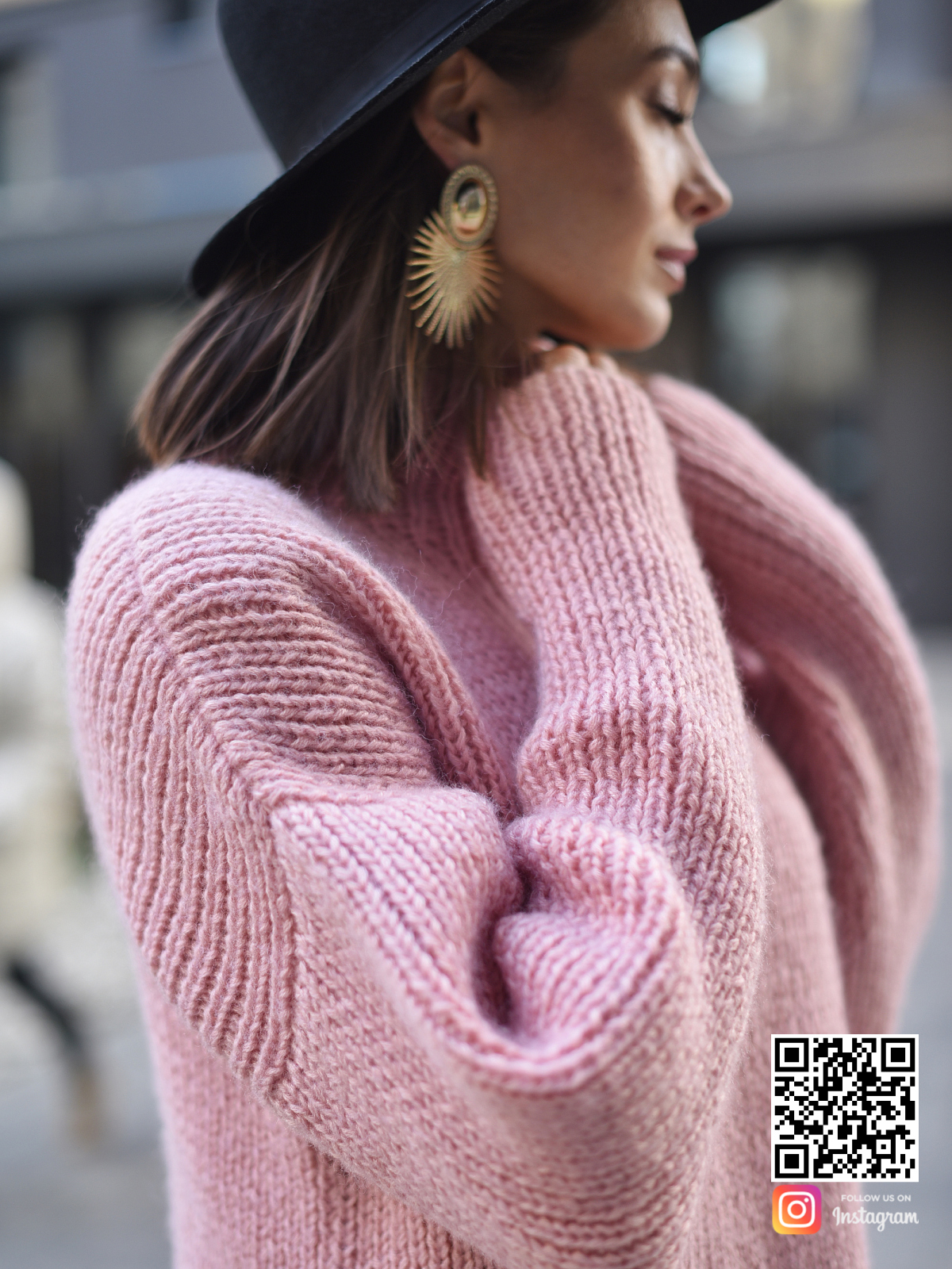 На седьмой фотографии длинный свитер-платье для женщин крупным планом от Shapar, бренда вязаной одежды ручной работы в интернет-магазине связанных спицами вещей.