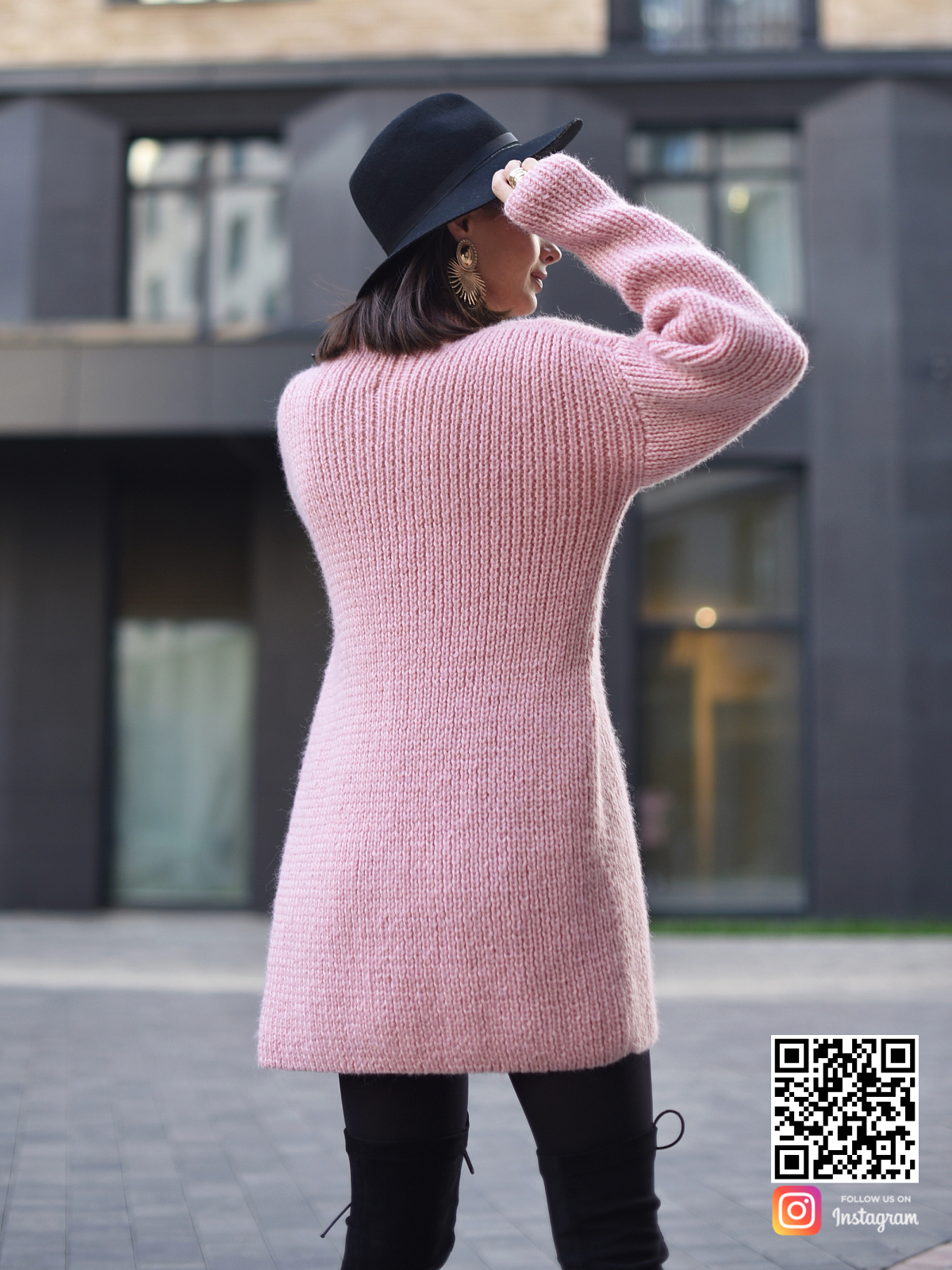 На второй фотографии длинный свитер для женщин со спины от Shapar, бренда вязаной одежды ручной работы в интернет-магазине связанных спицами вещей.