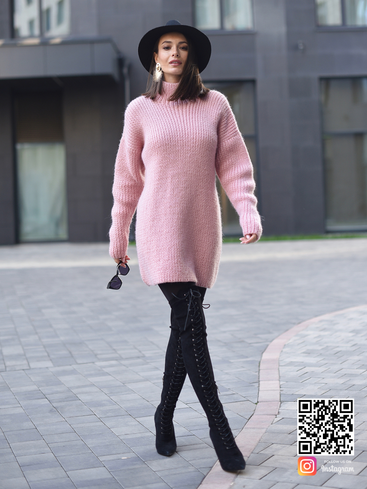 На шестой фотографии воздушный длинный свитер для женщин от Shapar, бренда вязаной одежды ручной работы в интернет-магазине связанных спицами вещей.