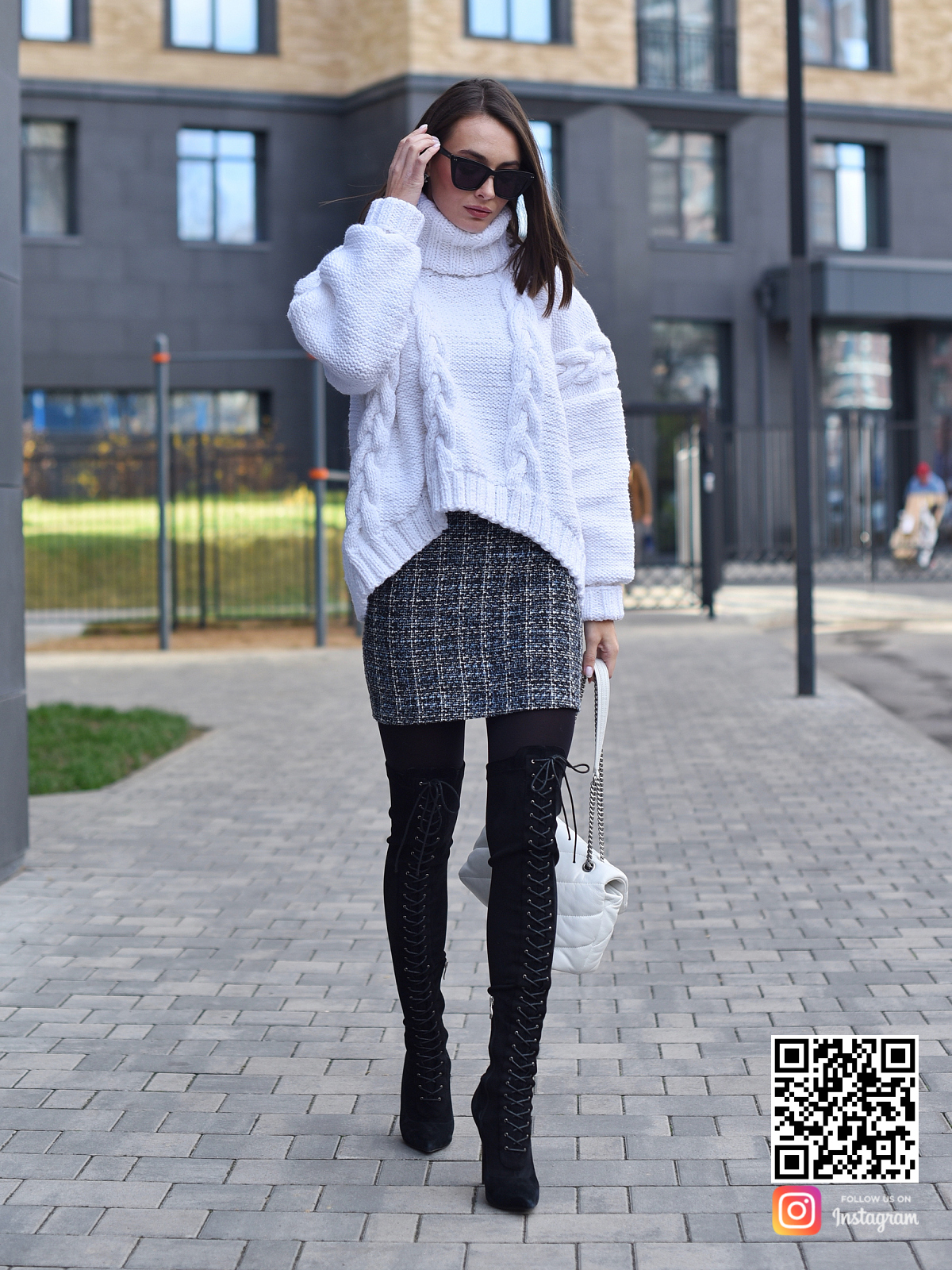 На пятой фотографии модный свитер для женщин спицами с узором косами от Shapar, бренда вязаной одежды ручной работы в интернет-магазине связанных вещей.