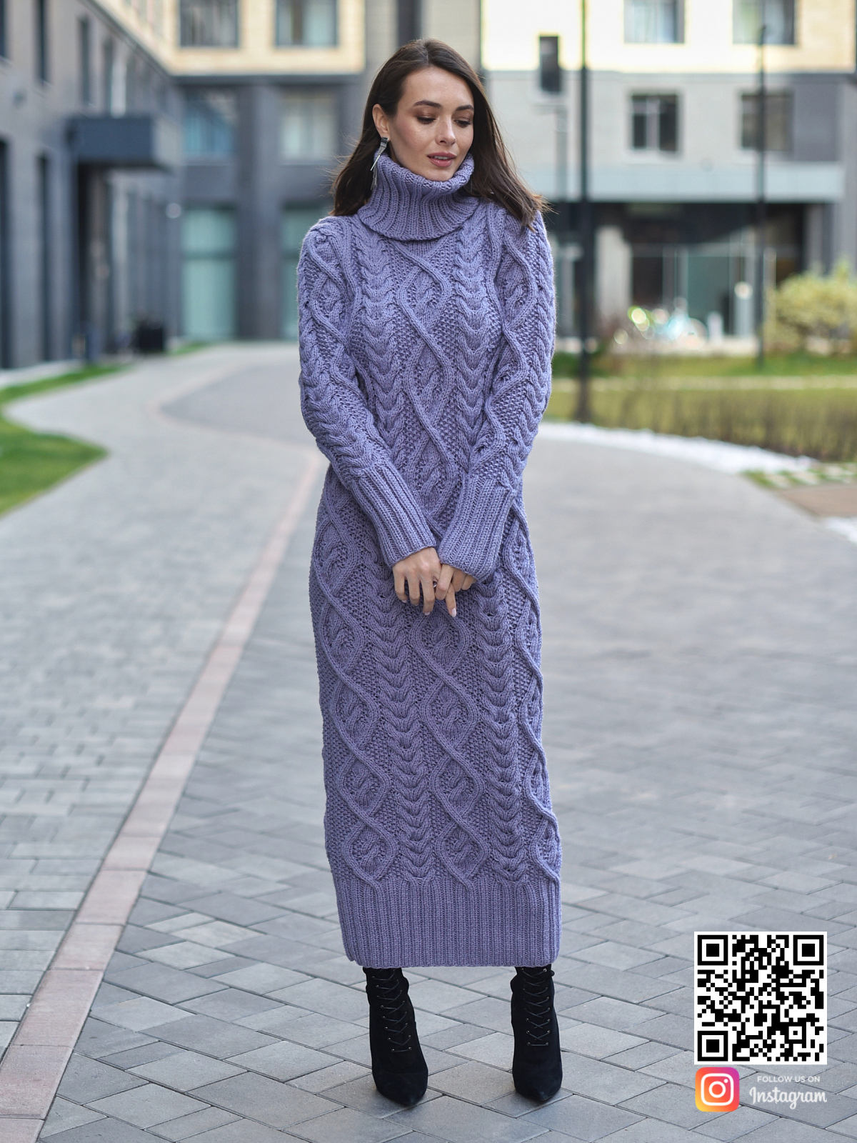 На третьей фотографии длинное сиреневое вязаное платье в интернет-магазине связанной одежды ручной работы Shapar.
