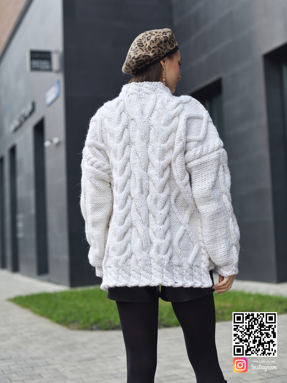 На второй фотографии женский свитер из толстой пряжи спицами со спины от Shapar, бренда вязаной одежды ручной работы в интернет-магазине связанных вещей.