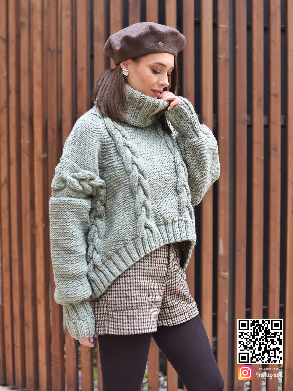 На третьей фотографии женский молодежный свитер оверсайз в цвете хаки от Shapar, бренда вязаной одежды ручной работы в интернет-магазине связанных спицами вещей.
