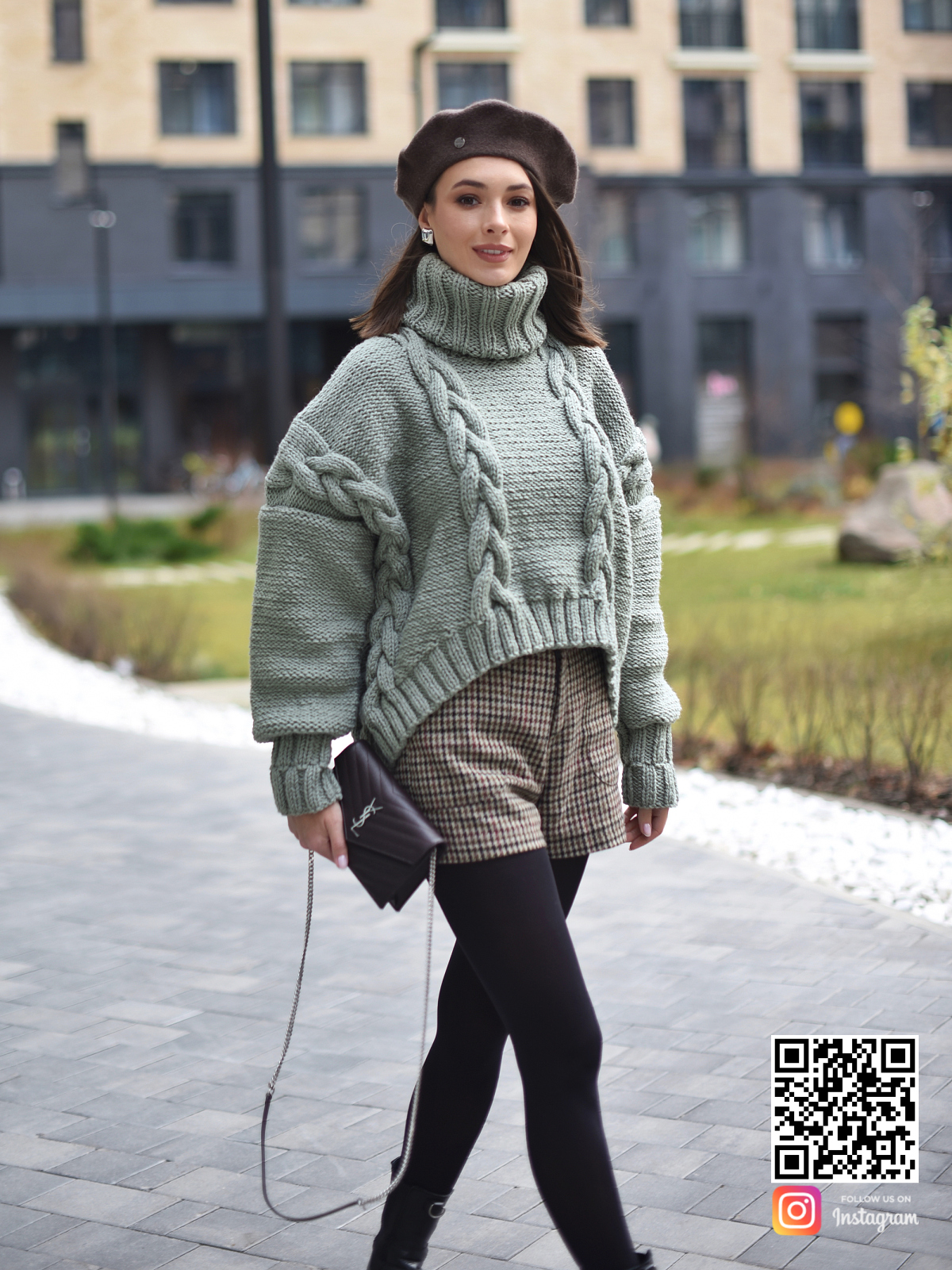 На шестой фотографии объемный женский молодежный свитер оверсайз от Shapar, бренда вязаной одежды ручной работы в интернет-магазине связанных спицами вещей.