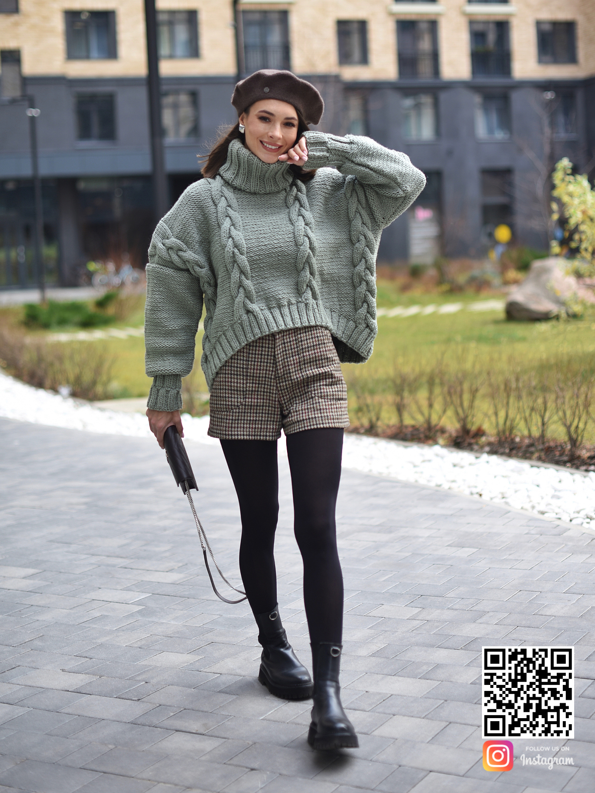 На седьмой фотографии женский молодежный свитер оверсайз крупным планом от Shapar, бренда вязаной одежды ручной работы в интернет-магазине связанных спицами вещей.
