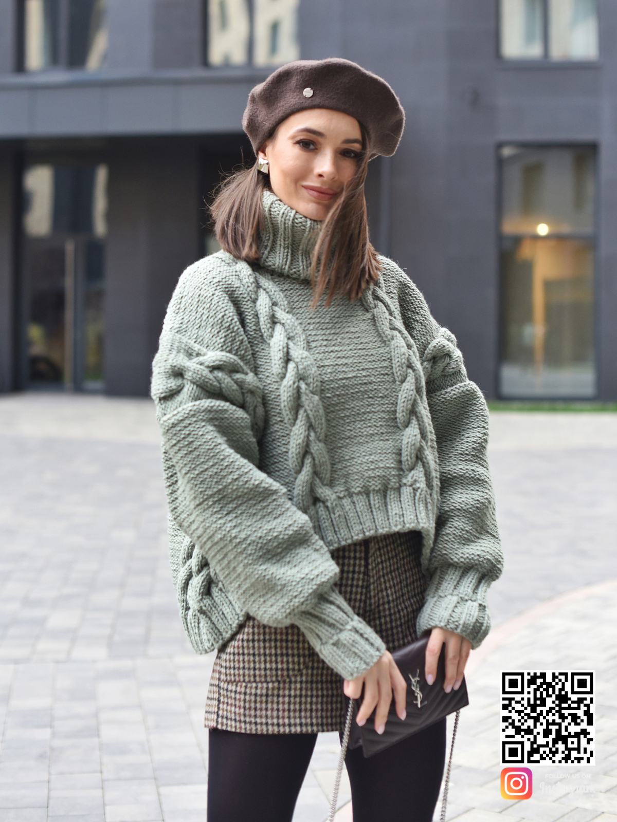 На пятой фотографии женский молодежный свитер оверсайз с косами от Shapar, бренда вязаной одежды ручной работы в интернет-магазине связанных спицами вещей.