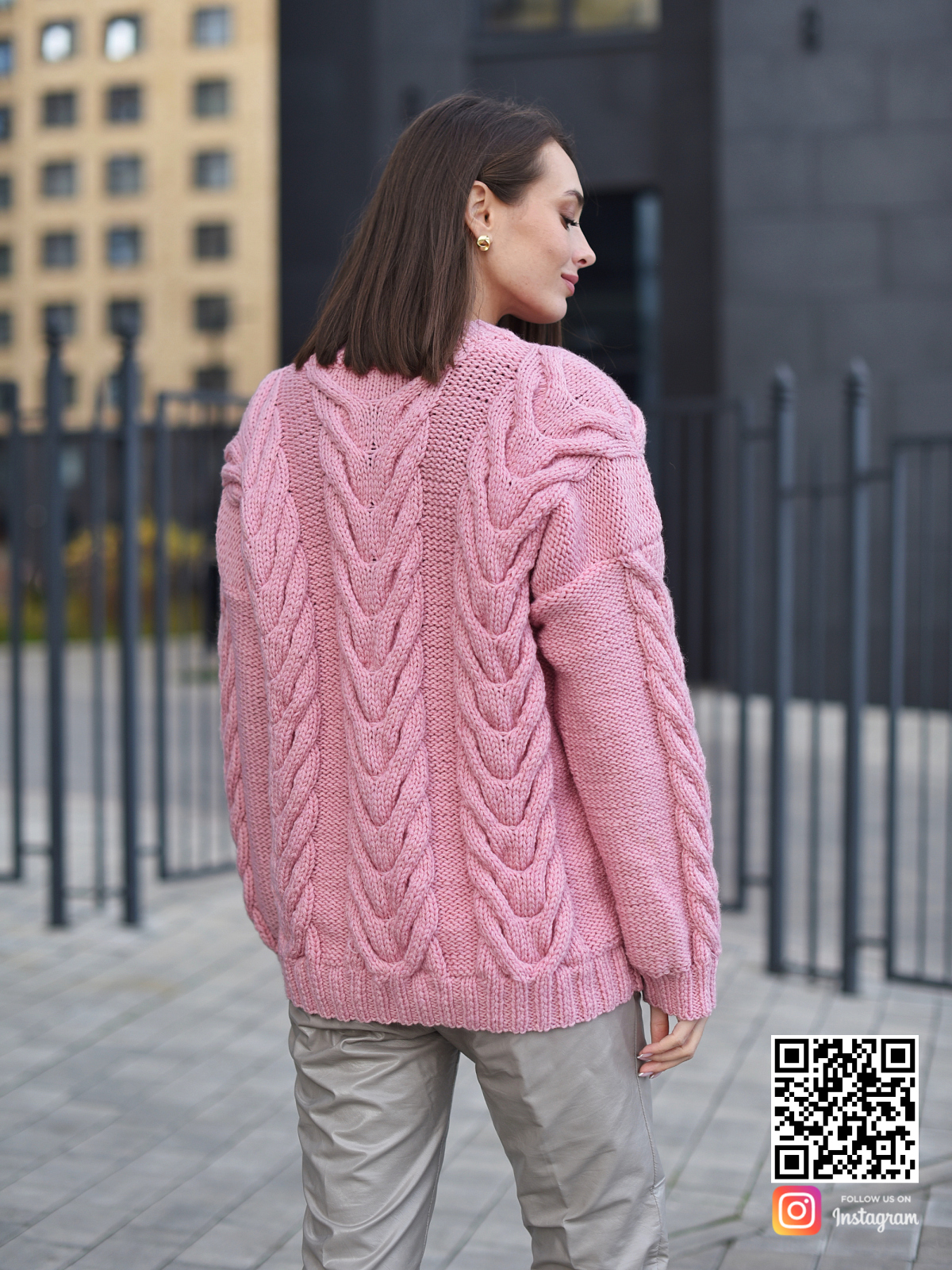 На второй фотографии женский свитер розовый с косами со спины от Shapar, бренда вязаной одежды ручной работы в интернет-магазине связанных спицами вещей.