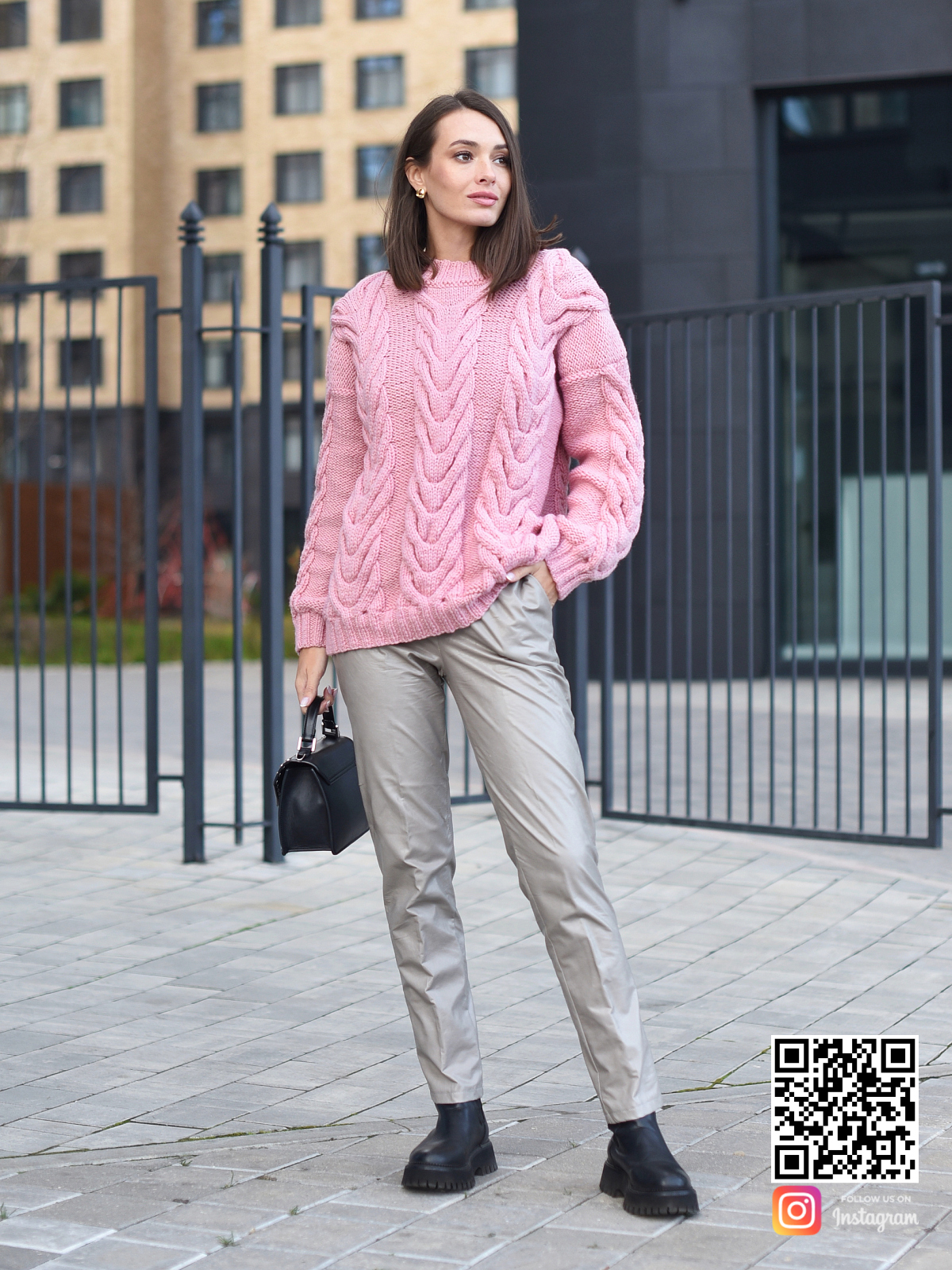 На фотографии свитер розовый с косами от Shapar, бренда вязаной одежды ручной работы в интернет-магазине связанных спицами вещей.