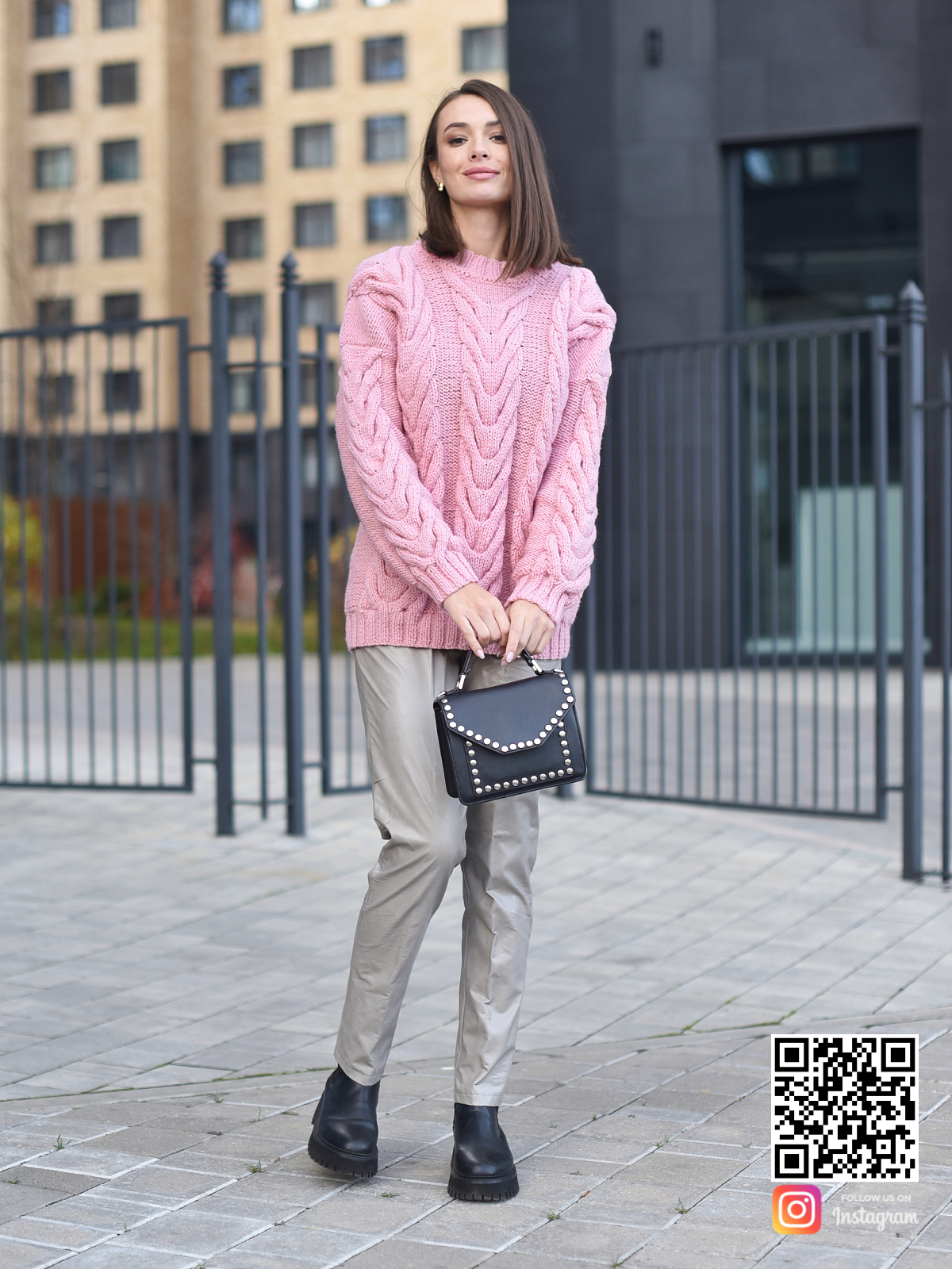 На пятой фотографии теплый розовый свитер с косами от Shapar, бренда вязаной одежды ручной работы в интернет-магазине связанных спицами вещей.