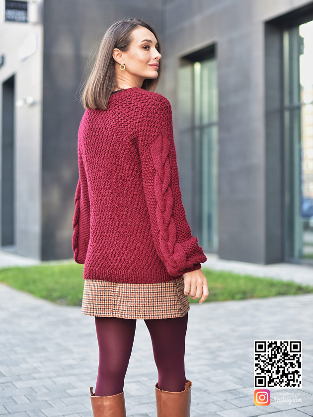 На второй фотографии женский тонкий джемпер со спины от Shapar, бренда вязаной одежды ручной работы в интернет-магазине связанных спицами вещей.