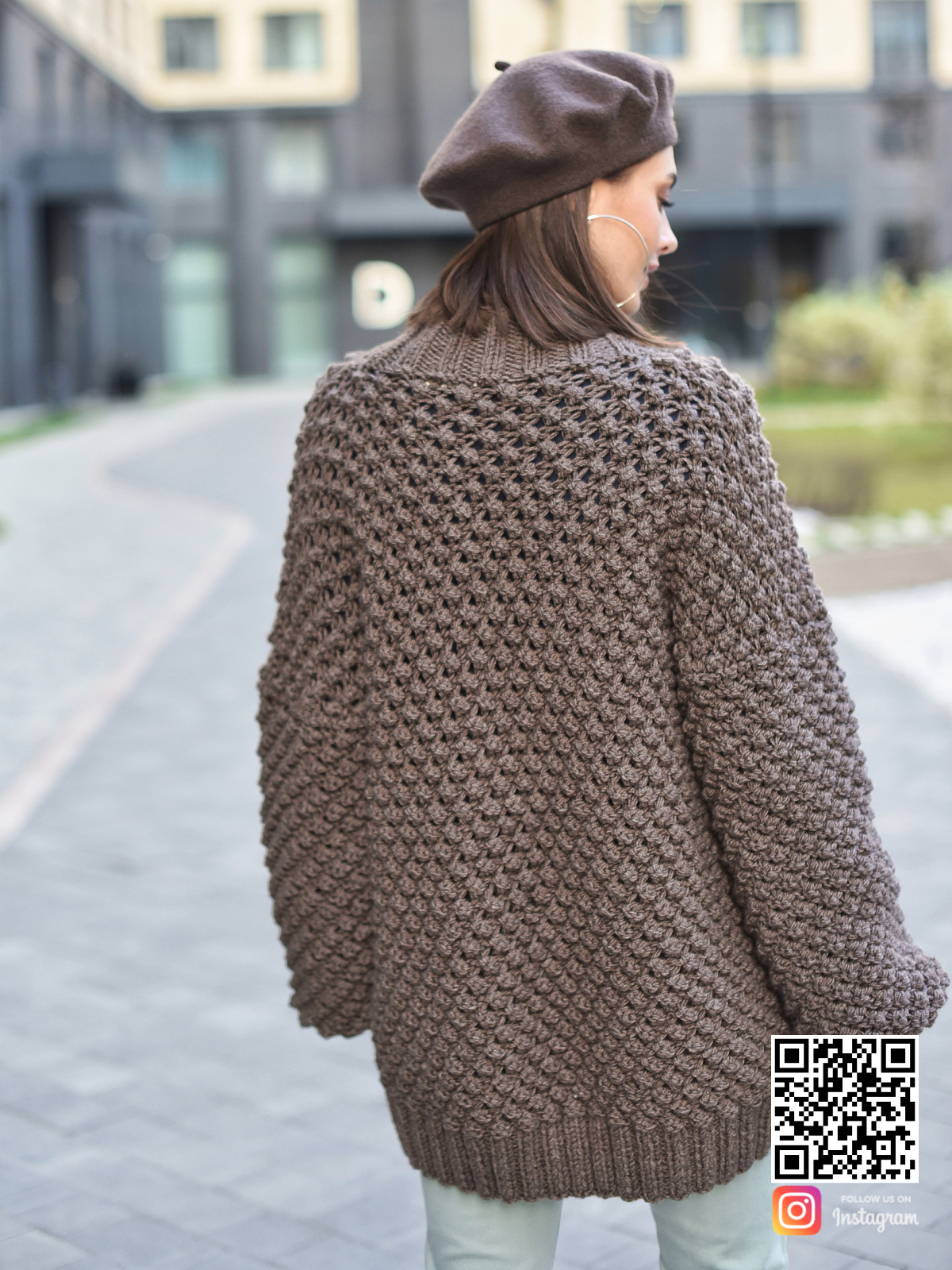 На второй фотографии женский удлиненный свитер спицами со спины от Shapar, бренда вязаной одежды ручной работы в интернет-магазине связанных вещей.