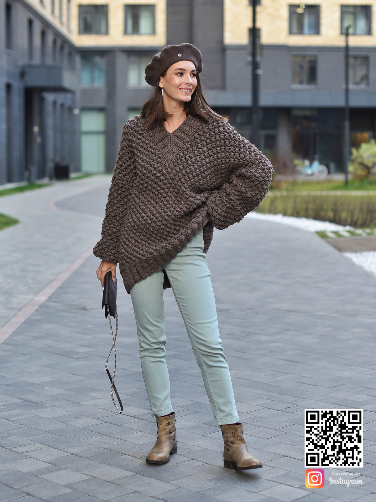 На восьмой фотографии теплый удлиненный свитер спицами для девушек от Shapar, бренда вязаной одежды ручной работы в интернет-магазине связанных вещей.