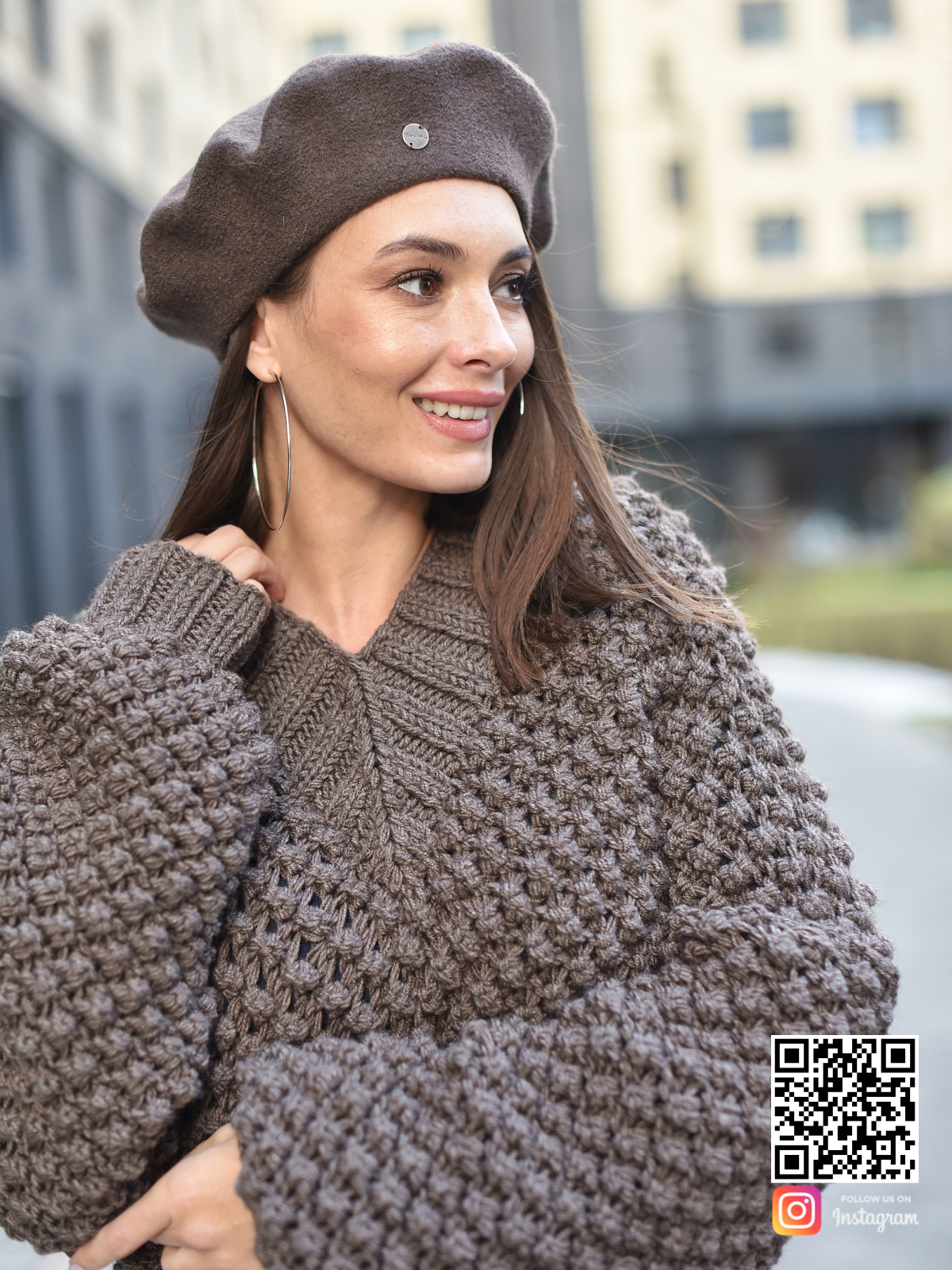 На пятой фотографии удлиненный свитер спицами крупным планом от Shapar, бренда вязаной одежды ручной работы в интернет-магазине связанных вещей.