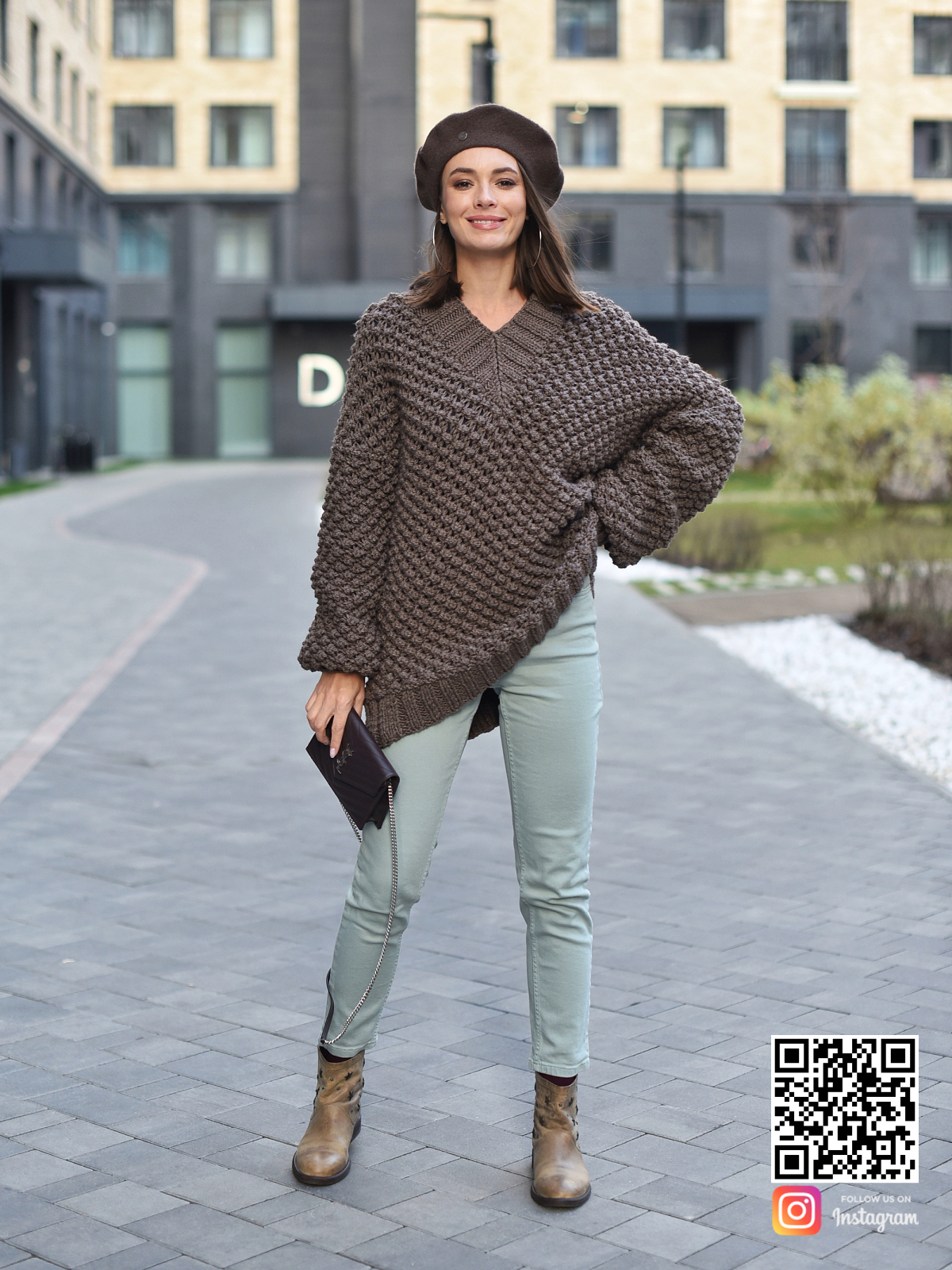 На шестой фотографии женский удлиненный свитер спицами с широким V вырезом от Shapar, бренда вязаной одежды ручной работы в интернет-магазине связанных вещей.