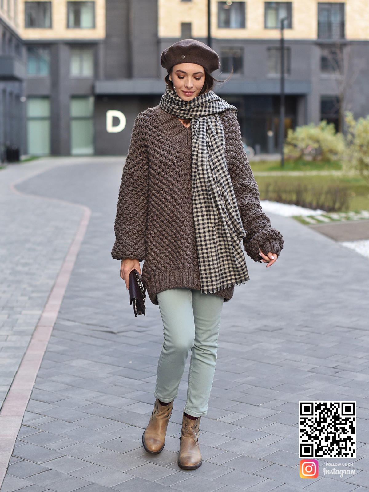 На третьей фотографии коричневый удлиненный свитер-платье от Shapar, бренда вязаной одежды ручной работы в интернет-магазине связанных вещей.