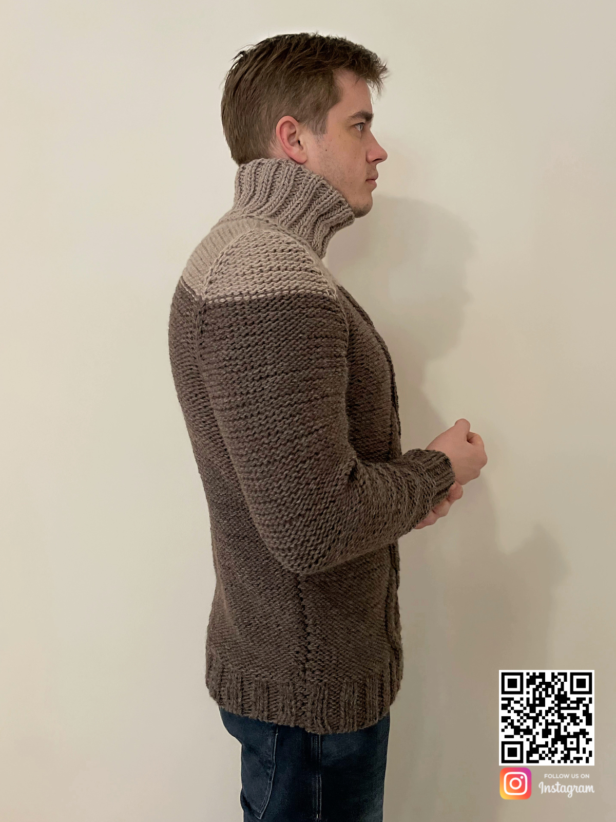 На третьей фотографии мужской двухцветный свитер с воротником от Shapar, бренда вязаной одежды ручной работы в интернет-магазине связанных спицами вещей.