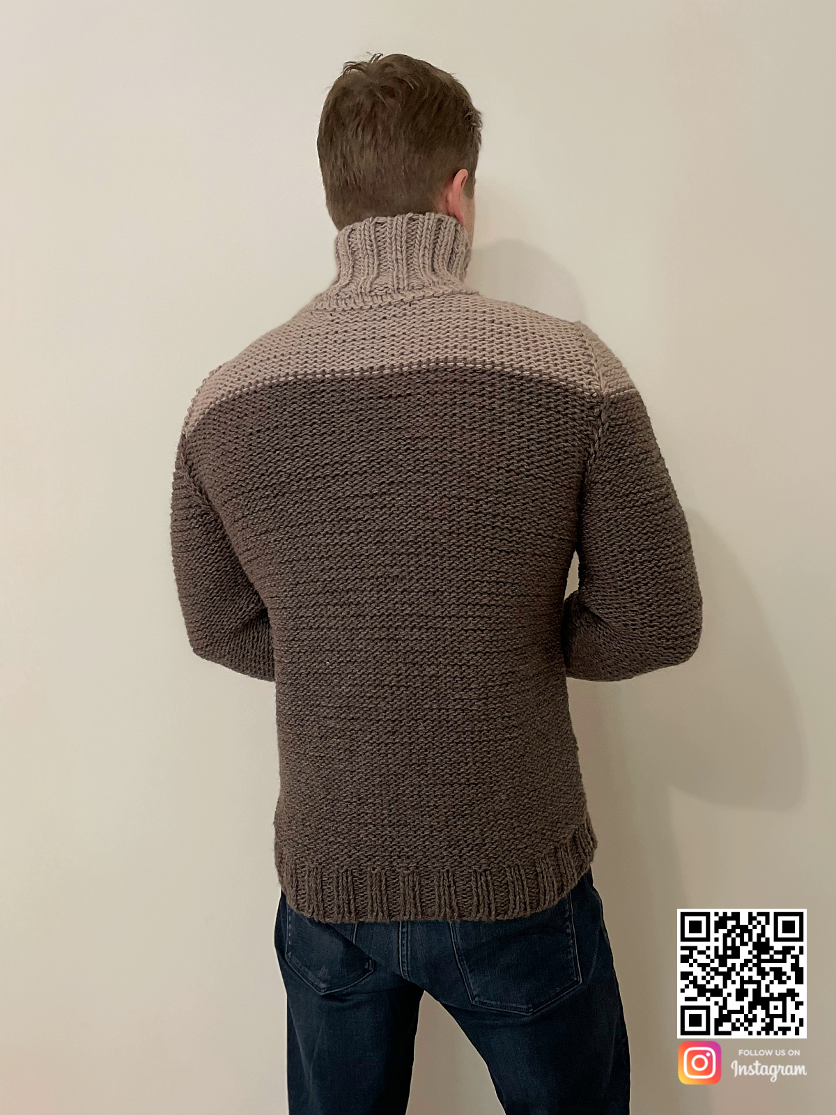 На второй фотографии мужской двухцветный свитер со спины от Shapar, бренда вязаной одежды ручной работы в интернет-магазине связанных спицами вещей.