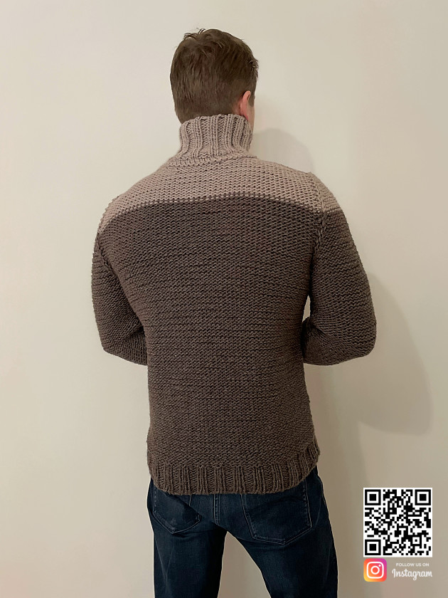 На второй фотографии мужской двухцветный свитер со спины от Shapar, бренда вязаной одежды ручной работы в интернет-магазине связанных спицами вещей.