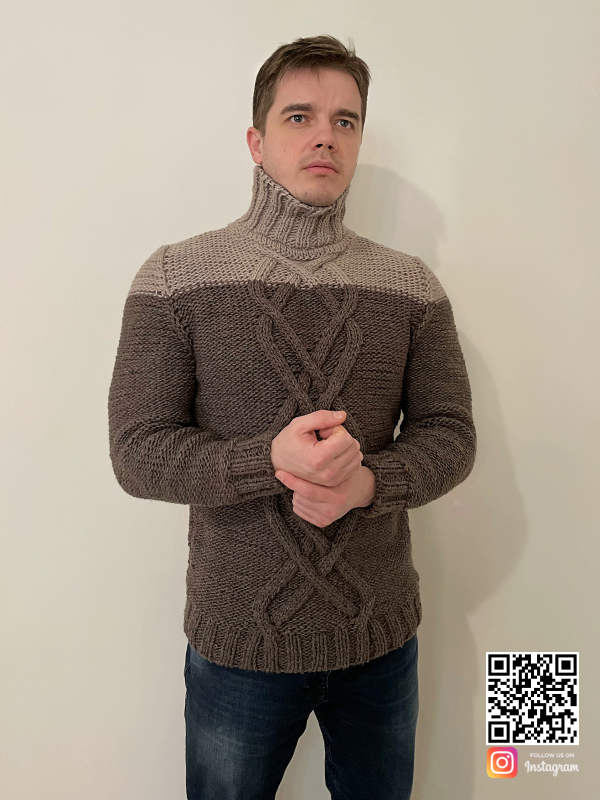 На пятой фотографии шерстяной мужской двухцветный свитер от Shapar, бренда вязаной одежды ручной работы в интернет-магазине связанных спицами вещей.