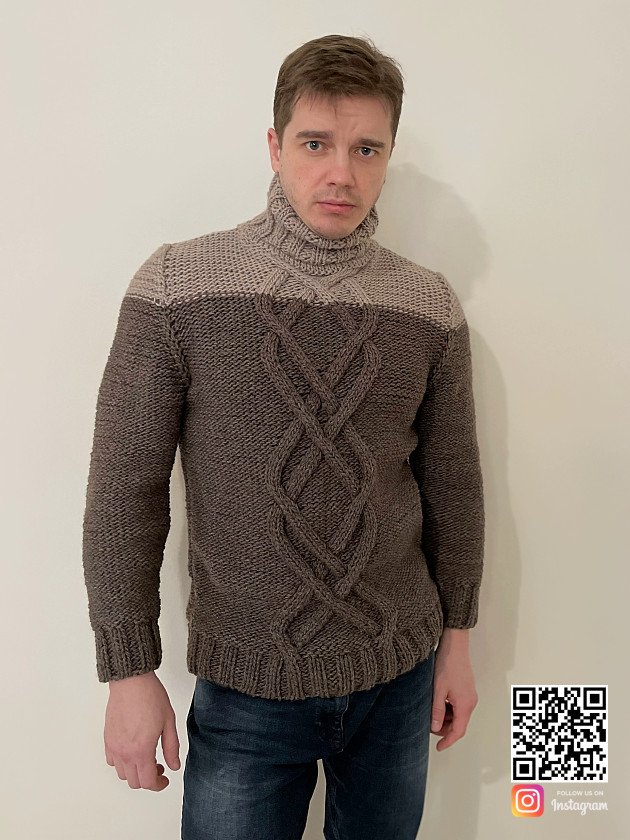 На фотографии мужской двухцветный свитер от Shapar, бренда вязаной одежды ручной работы в интернет-магазине связанных спицами вещей.