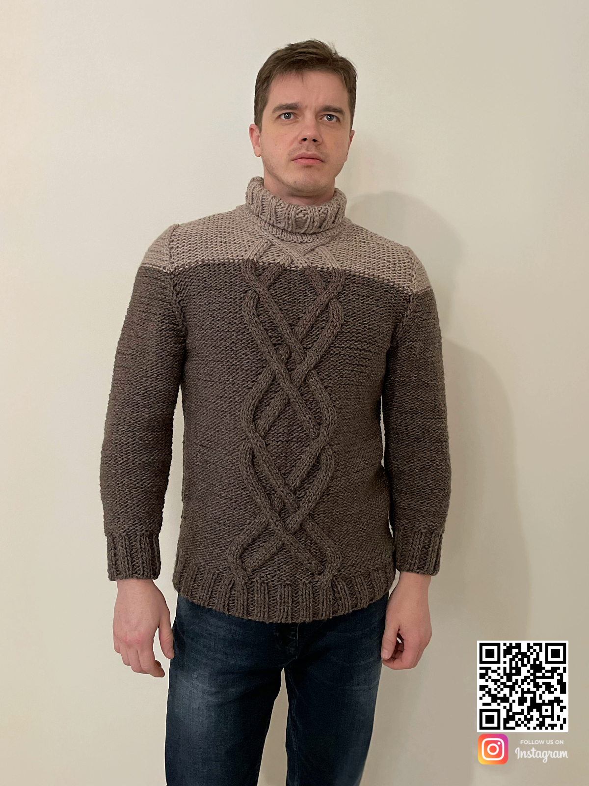 На четвертой фотографии теплый мужской двухцветный свитер от Shapar, бренда вязаной одежды ручной работы в интернет-магазине связанных спицами вещей.