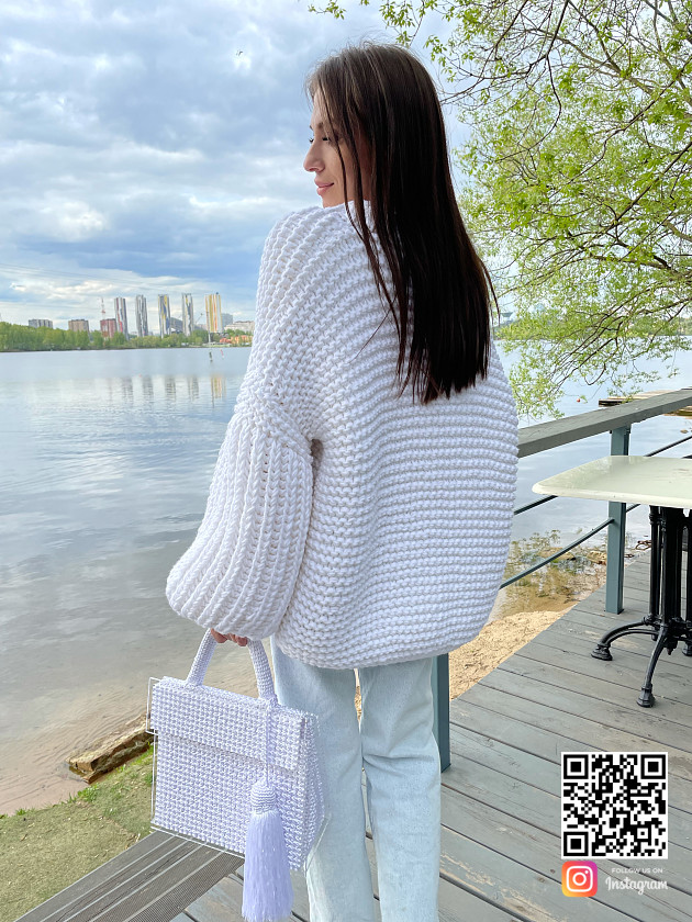 На второй фотографии белый кардиган оверсайз для девушек от Shapar, бренда вязаной одежды ручной работы в интернет-магазине связанных спицами вещей.