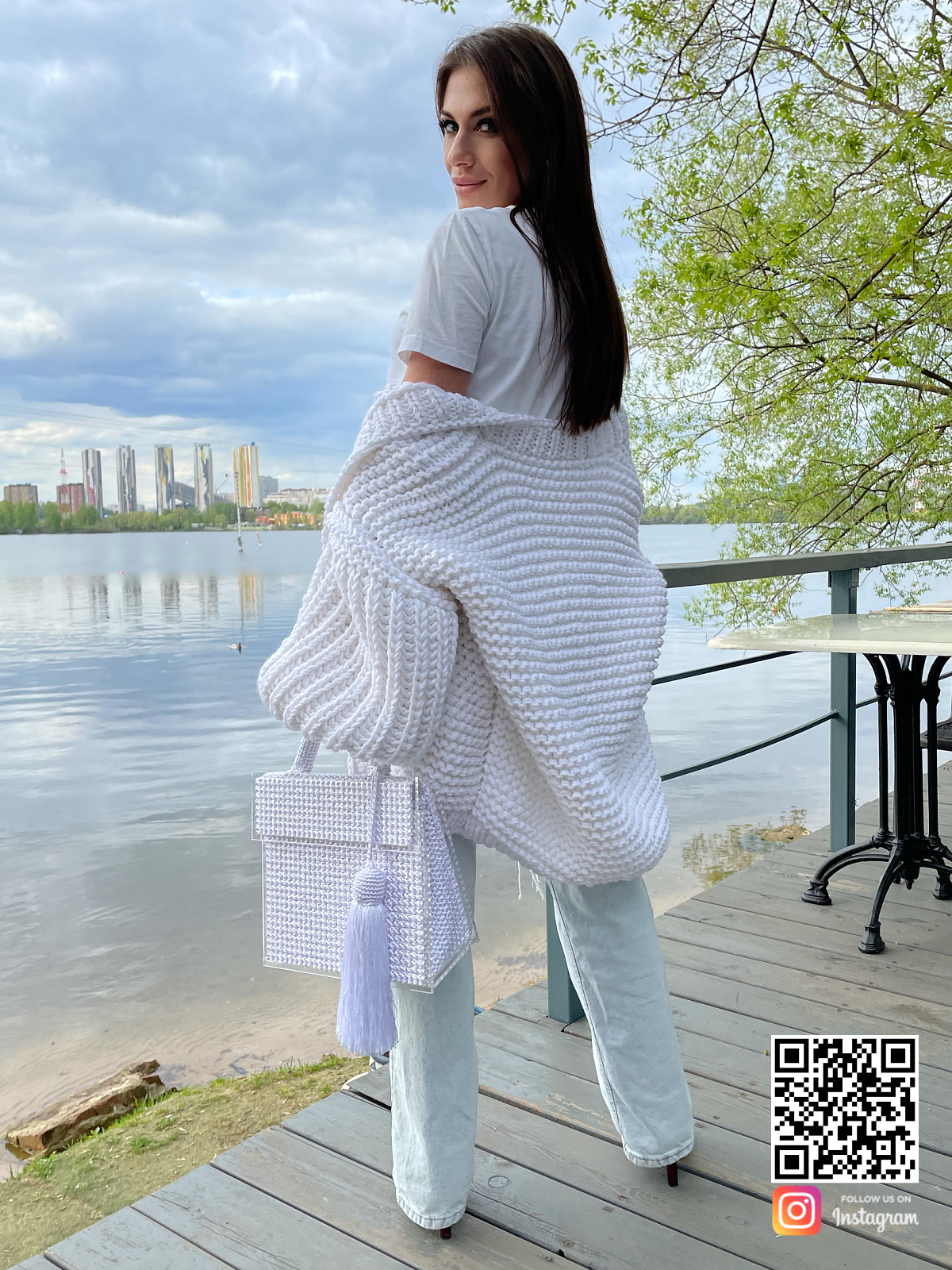 На четвертой фотографии женский кардиган оверсайз со спины от Shapar, бренда вязаной одежды ручной работы в интернет-магазине связанных спицами вещей.