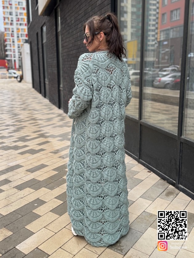 На второй фотографии ажурный кардиган со спины от Shapar, бренда вязаной одежды ручной работы в интернет-магазине связанных спицами вещей.