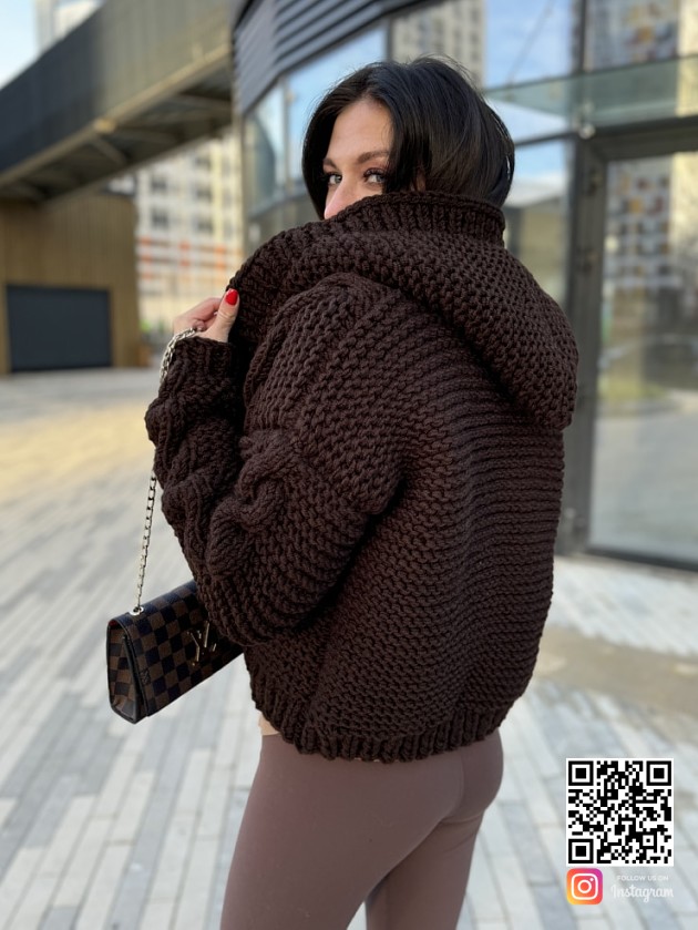 На второй фотографии женский бомбер с капюшоном со спины от Shapar, бренда вязаной одежды ручной работы в интернет-магазине связанных спицами вещей.