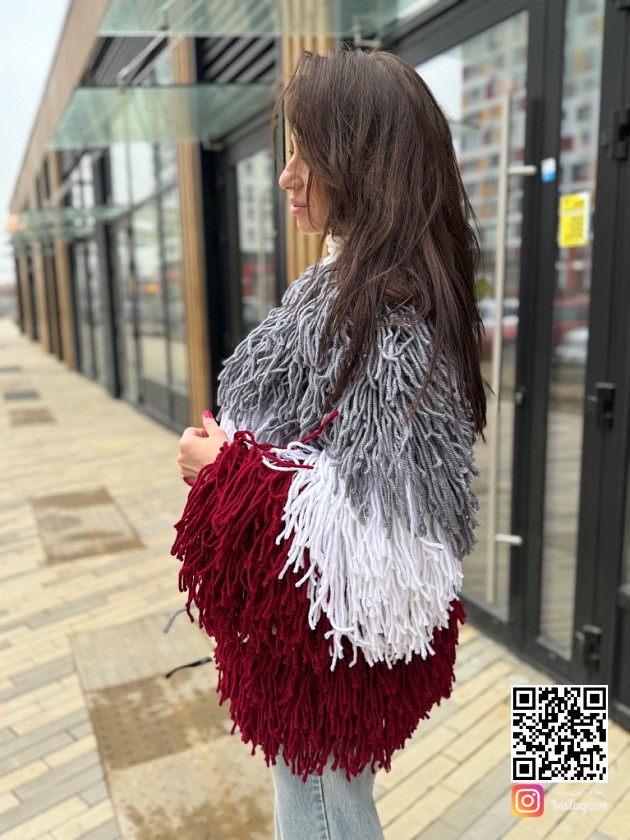 На второй фотографии дизайнерский кардиган в стиле лондонской моды от Shapar, бренда вязаной одежды ручной работы в интернет-магазине связанных спицами вещей.