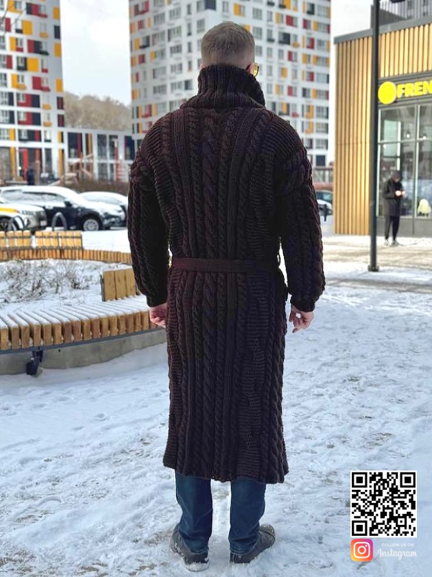 На второй фотографии длинный мужской кардиган со спины от Shapar, бренда вязаной одежды ручной работы в интернет-магазине связанных спицами вещей.