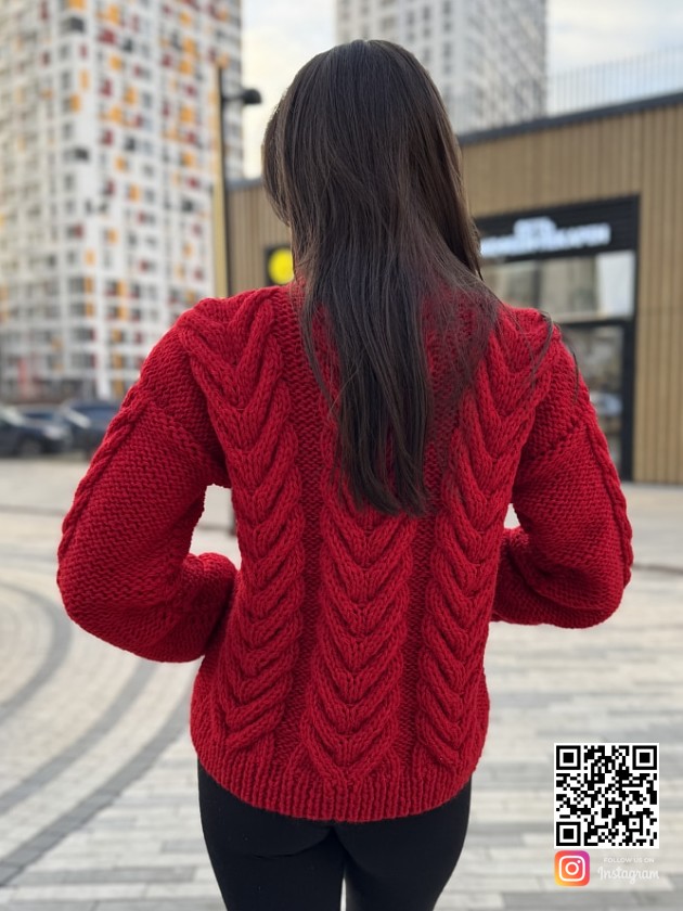 На второй фотографии связанный красный свитер со спины в интернет-магазине Shapar, бренда вязаной одежды ручной работы.