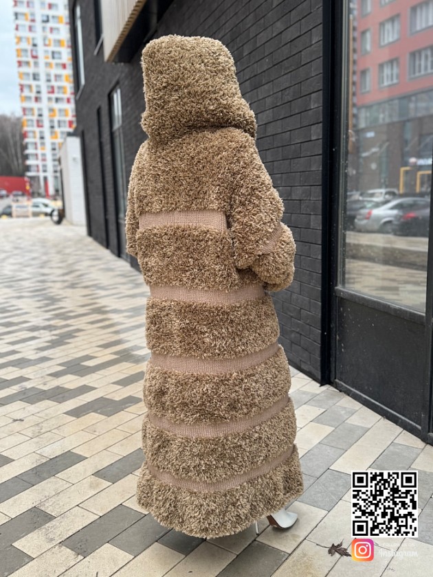 На второй фотографии вязаная шуба с капюшоном со спины от Shapar, бренда одежды ручной работы.