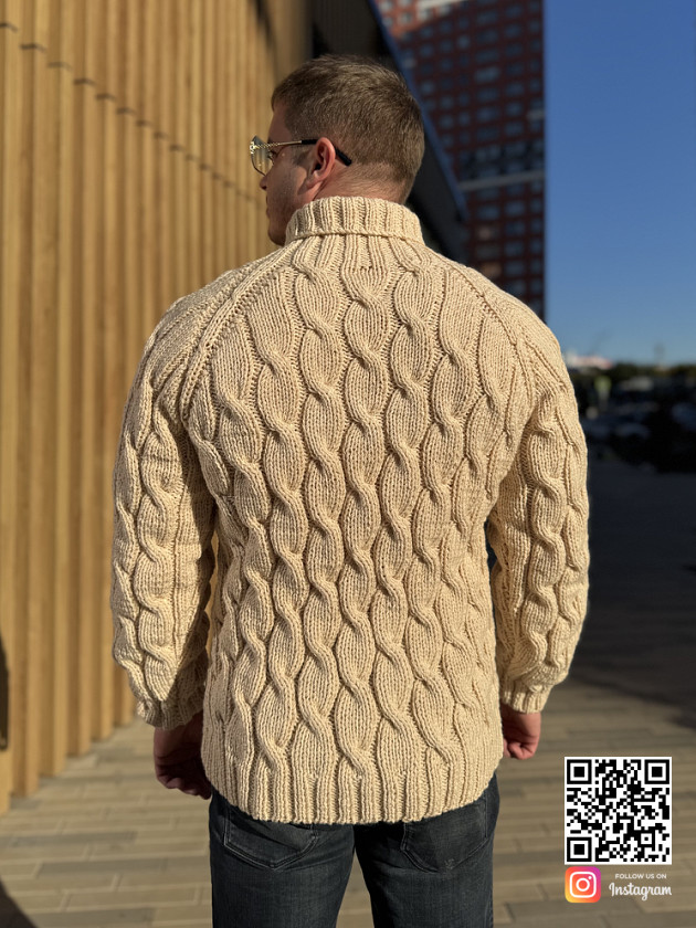 На второй фотографии бежевый вязаный свитер мужской со спины от Shapar, бренда одежды ручной работы в интернет-магазине связанных спицами вещей.