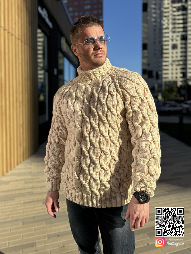 На фотографии бежевый вязаный свитер мужской от Shapar, бренда одежды ручной работы в интернет-магазине связанных спицами вещей.