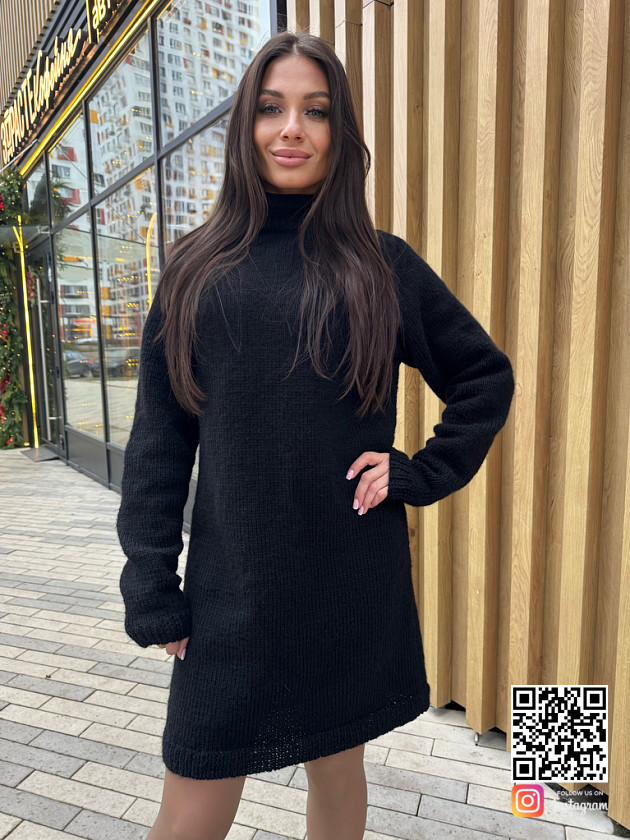 На фотографии вязаный черный свитер-платье от Shapar, бренда женской одежды ручной работы в интернет-магазине связанных спицами вещей.