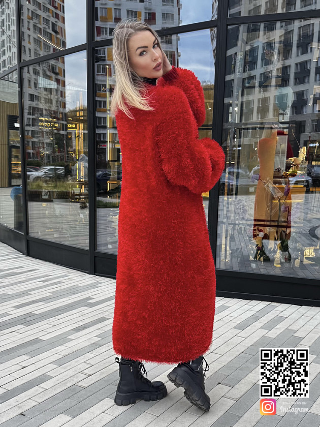 На второй фотографии длинный красный кардиган соспины от Shapar, бренда вязаной одежды ручной работы в интернет-магазине связанных спицами вещей.