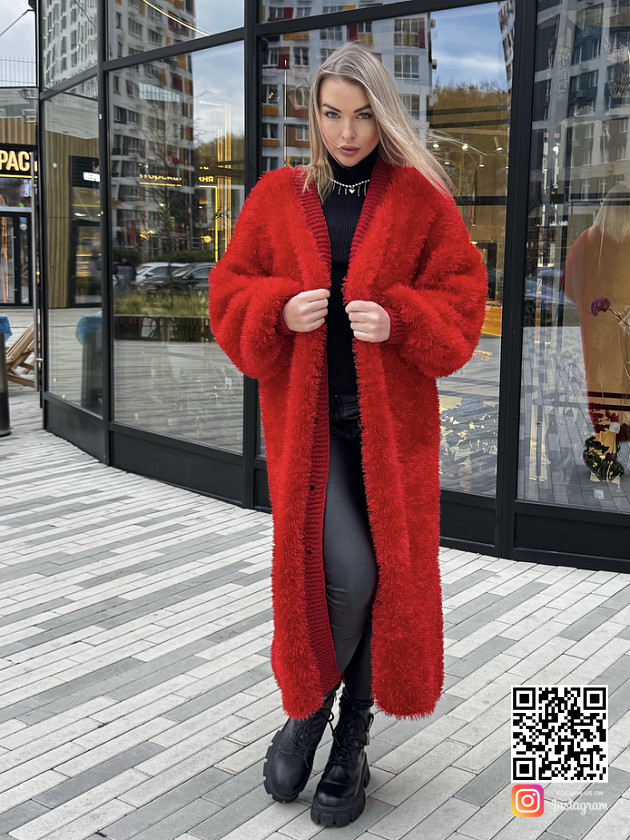 На фотографии длинный красный кардиган от Shapar, бренда вязаной одежды ручной работы в интернет-магазине связанных спицами вещей.