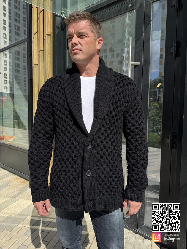 На фотографии кардиган мужской черный от Shapar, бренда вязаной одежды ручной работы в интернет-магазине связанных спицами вещей.