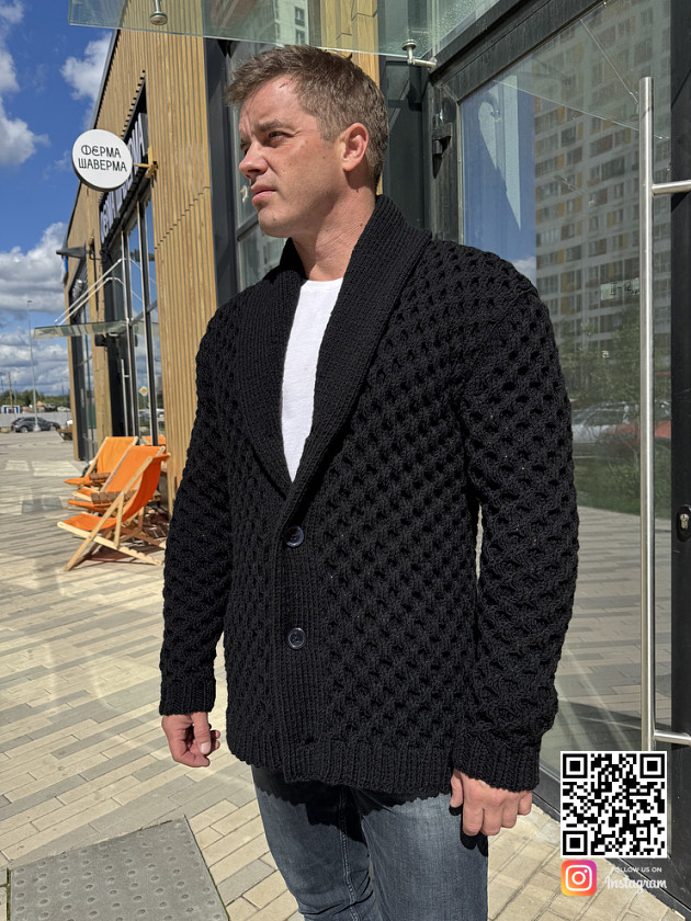 На второй фотографии кардиган мужской черный сотами от Shapar, бренда вязаной одежды ручной работы в интернет-магазине связанных спицами вещей.